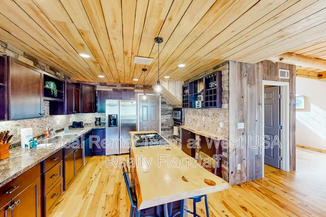 Building Photo - 1105 W Overland Pass Dr