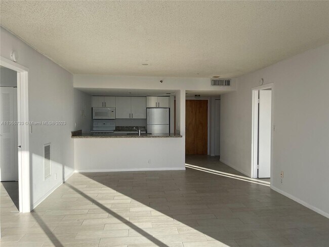 Building Photo - 7601 E Treasure Dr