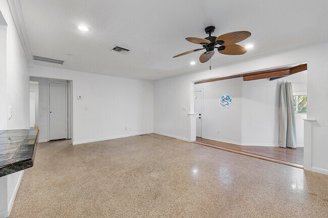 Building Photo - 181 SE 30th Ave