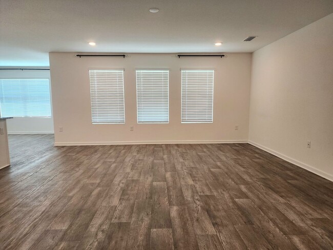 Building Photo - Lovely 4/2 available now in Raley Farms of...