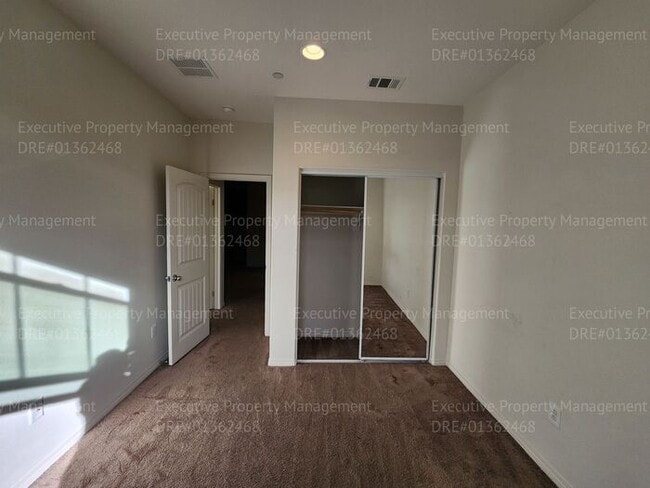 Building Photo - 3 bedroom/ 2.5 bathroom town home located in a secured gated community.