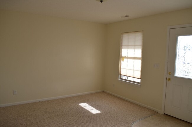 Building Photo - Charming Townhome in Prime Broadway Location – Steps from Parks & Outdoor Amenities!