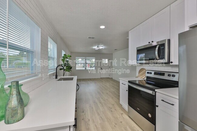 Building Photo - 875 53rd Terrace N