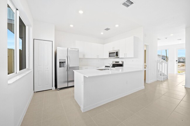 Building Photo - Brand new 3 bed 2.5 bath Townhouse with ya...