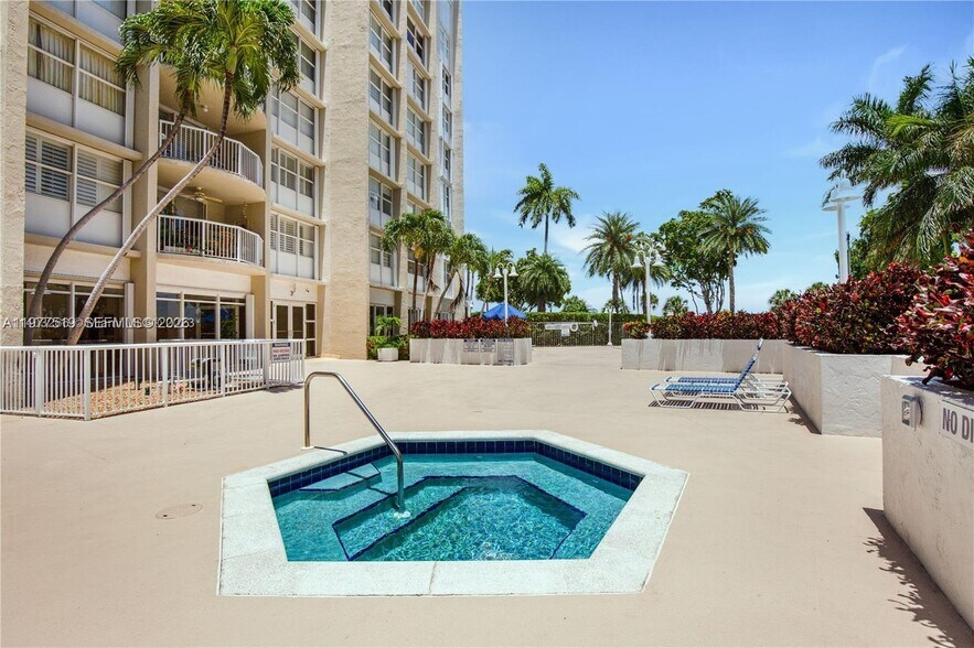 Building Photo - 1420 Brickell Bay Dr