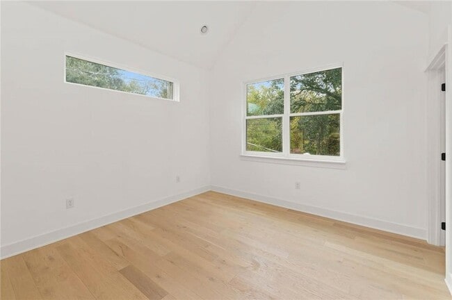 Building Photo - 3321 Hemlock Ave