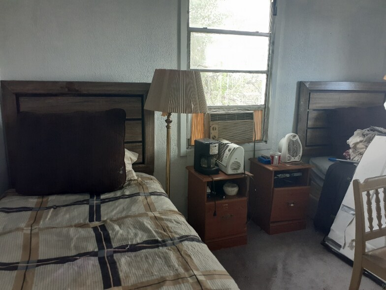 Building Photo - 1418 Jourdan Ave