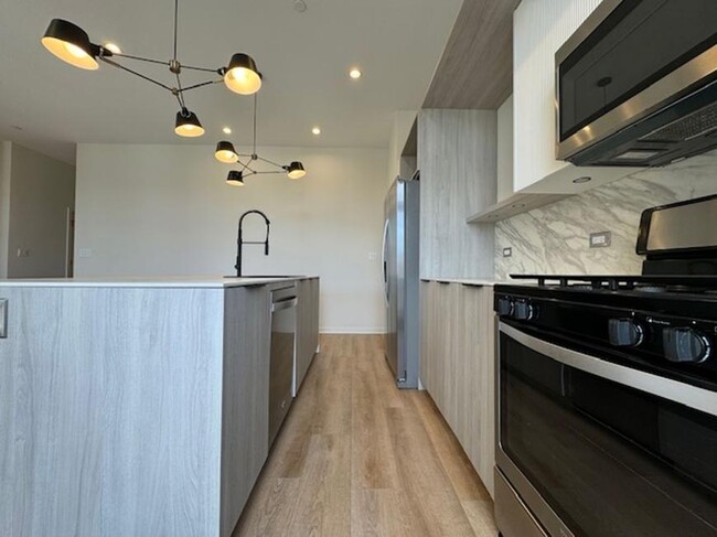 Building Photo - 3 bedroom in Chicago IL 60641