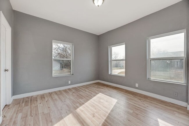 Building Photo - 815 N Travis St