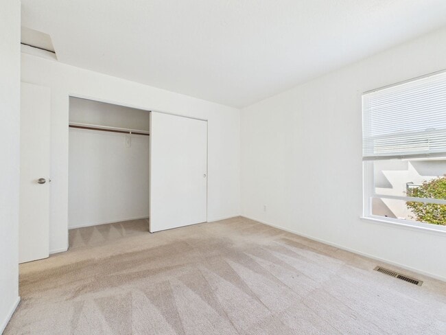 Building Photo - 2 bedroom condo in Marina available for rent