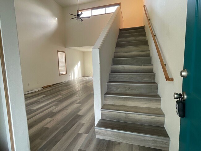 Building Photo - 3 Bedroom 2 Bath Renovated House with/ Fenced Backyard on Dead End Street