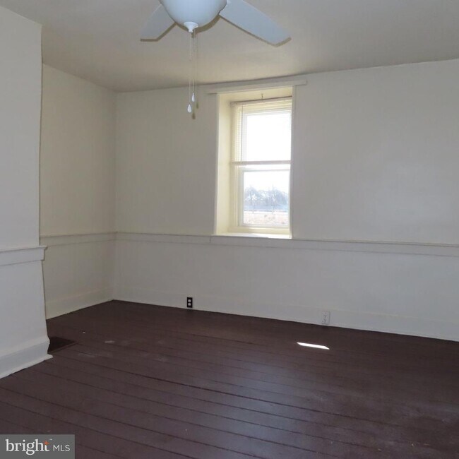 Building Photo - 11677 Lincoln Way W