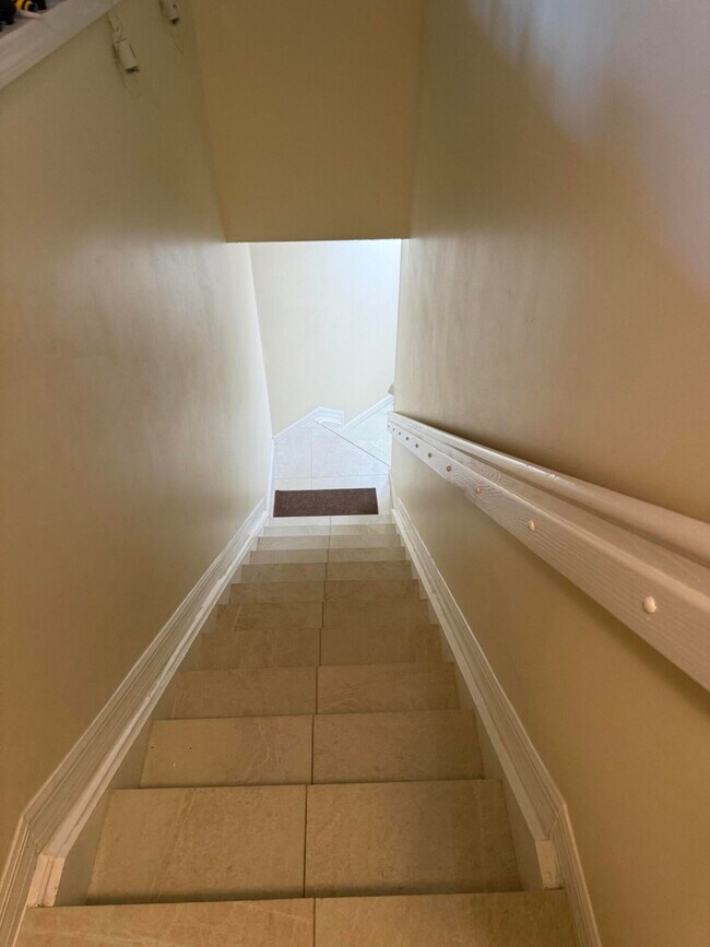 Building Photo - 1400 Crestwood Ct S