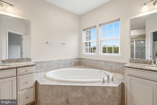 Building Photo - 3634 Briarwood Dr