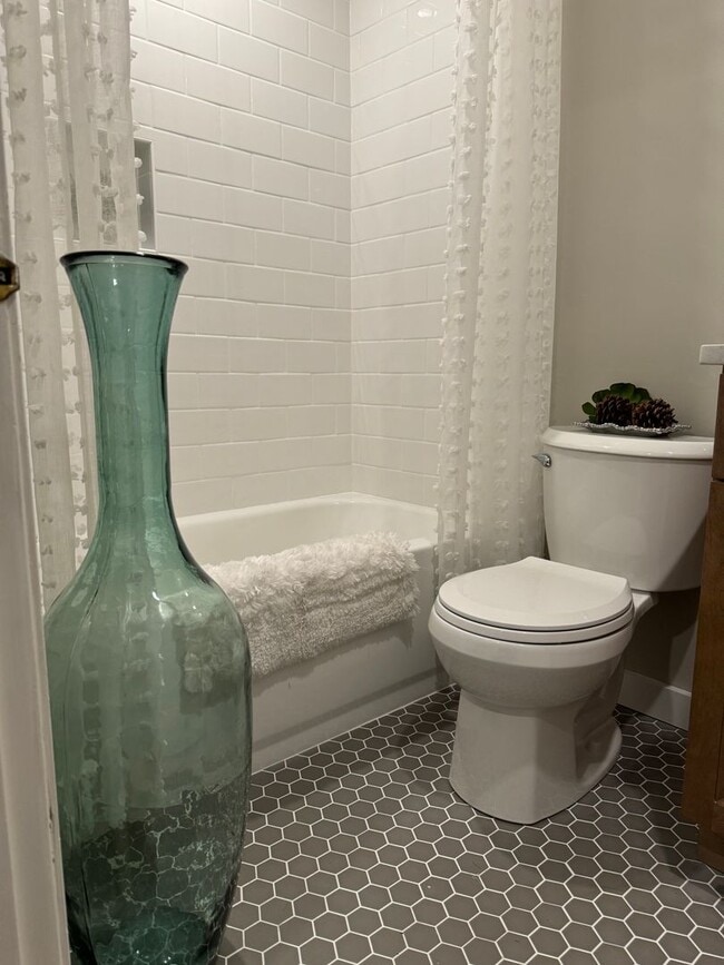 Building Photo - Beautiful One Bedroom Condo - HEAT INCLUDED!!