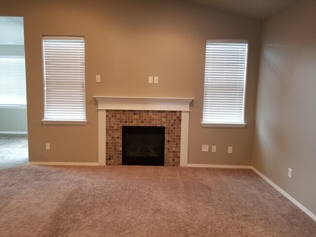 Building Photo - Single level home with 4 bedrooms and open floor plan UNFURNISHED