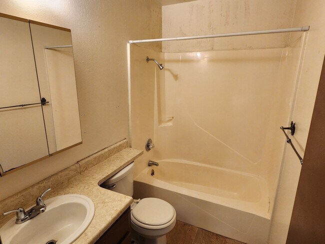Building Photo - Affordable 3 Bdrm TownHome-West Side!