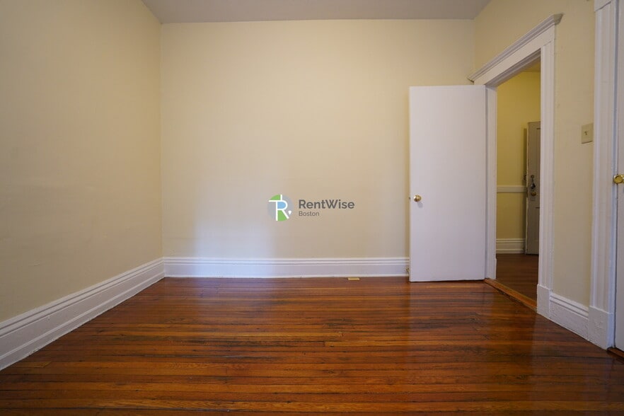 Building Photo - 161 Kelton St