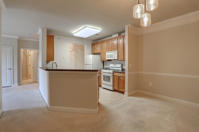 Building Photo - 2BD/2BA Fabulous River Hill Condo