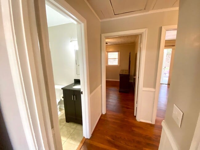 Building Photo - 3 Bedroom Brick Ranch House in a Great Location!