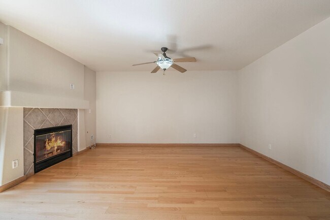 Building Photo - Beautiful Home in a Corner Lot!