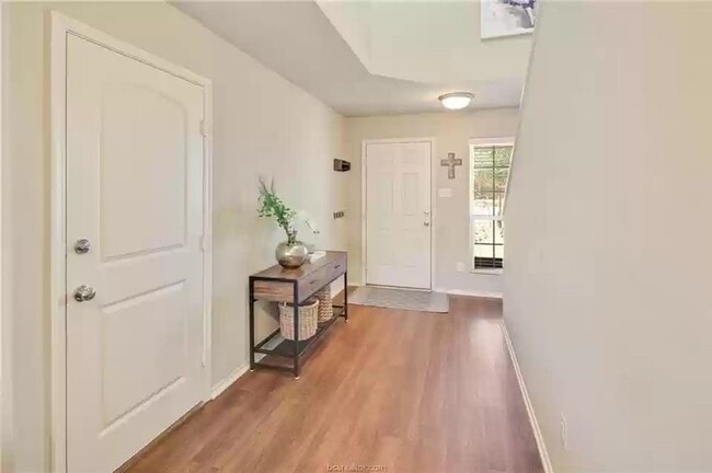 Building Photo - AVAILABLE AUGUST 2026 - Beautiful 3/2.5 Home in South College Station!