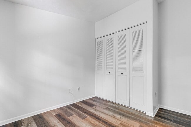 Building Photo - PRICE DROP on Wonderful End Unit Townhome ...