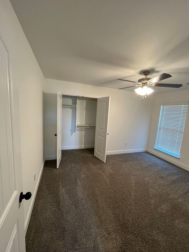 Building Photo - 380 Fox Cir