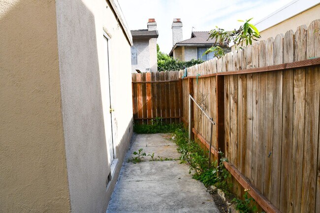 Building Photo - 733 S Fondren St