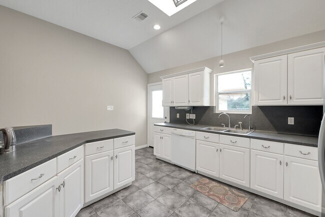 Building Photo - 12102 Mustang Ave