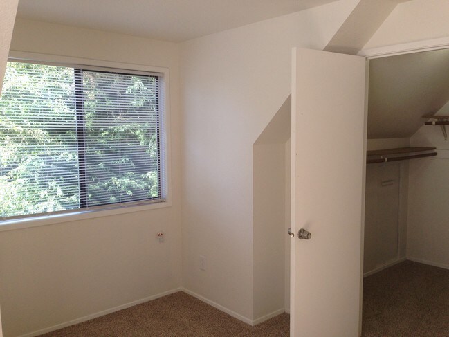 Building Photo - 2535 NE 95th St