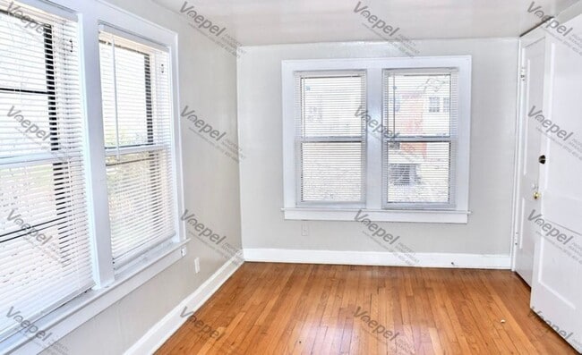 Building Photo - Charming 4-Bed Home with Fireplace & Hardw...