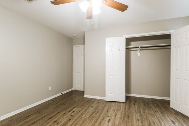 Building Photo - 2815 Lexington Park Dr