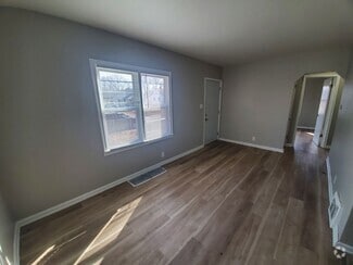 Building Photo - 3 Bedroom, 1 Bathroom with partially fence...