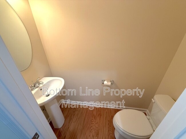 Building Photo - 2432 Silverthorn Dr