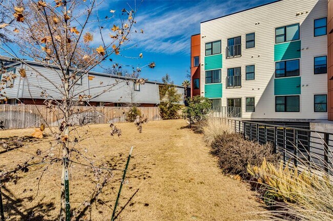 Building Photo - 3000 Duval St