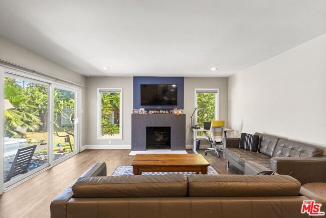 Primary Photo - 14034 Valerio St