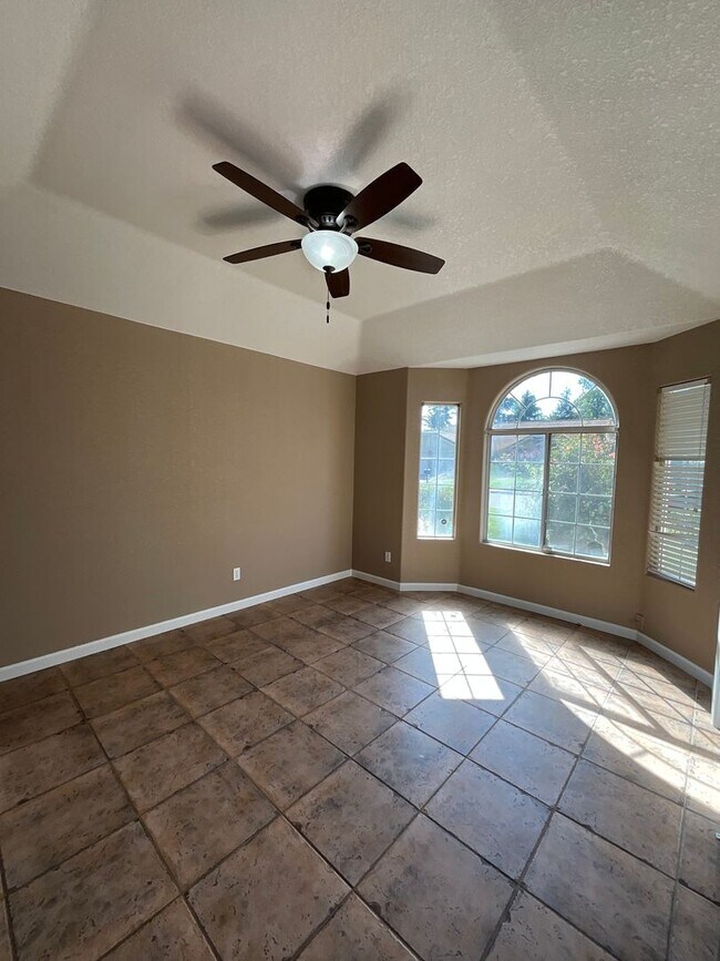 Building Photo - Spacious Four Bedroom Home in Figarden Loo...