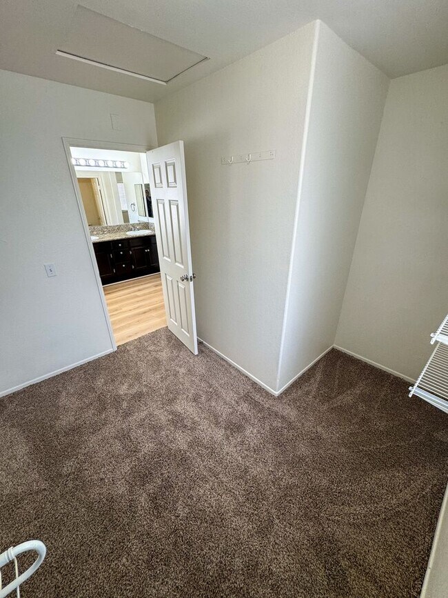 Building Photo - 4 Bedroom home available for Lease in Cent...