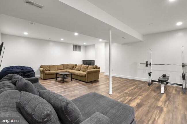 Building Photo - 17601 Crystal Spring Terrace