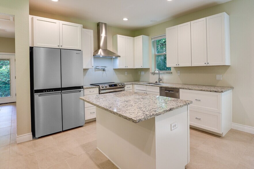 Building Photo - 11931 Lakeview Manor Dr