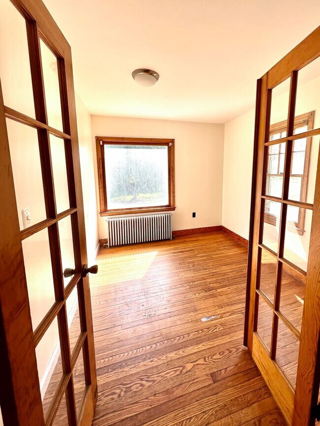 Building Photo - 5-Bedroom, 2-Bath Home Near UVM