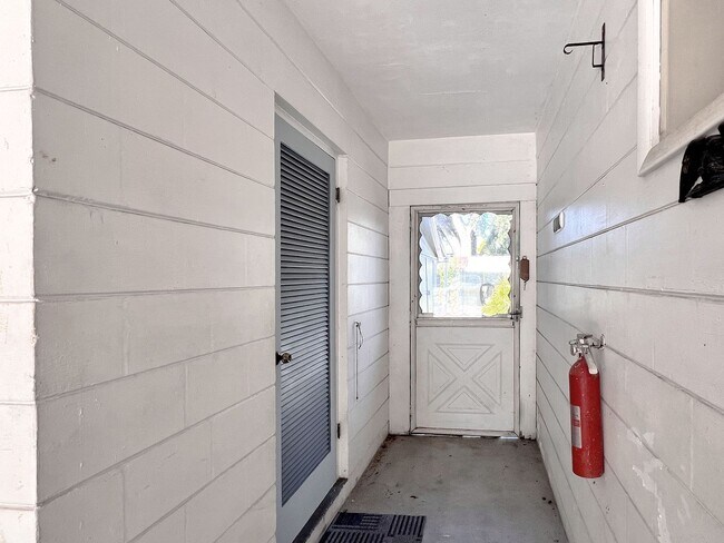 Building Photo - Two-Bedroom Pool Home in Winter Haven Clos...