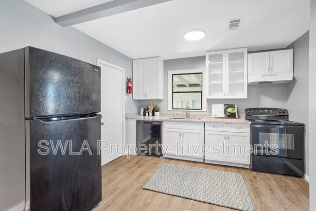 Building Photo - 1600 E School St