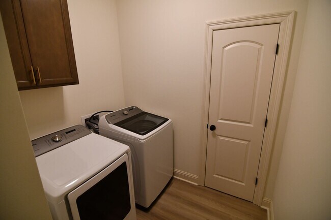 Building Photo - Trendy, 3 bedroom, 2 bath home in coveted Kenilworth Crossing Community near LSU