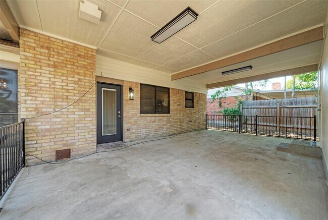 Building Photo - 104 Skyloop Dr