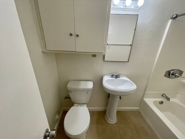 Building Photo - $500 OFF 1ST MONTHS RENT!!! 1 Bedroom 1 Ba...