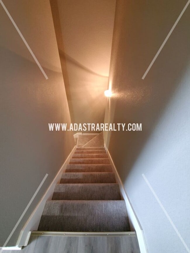 Building Photo - Spacious Townhome in Piper School District...