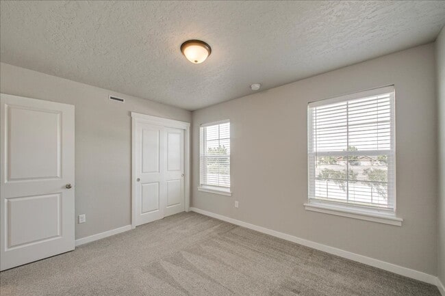 Building Photo - Cute Townhome in SW Boise