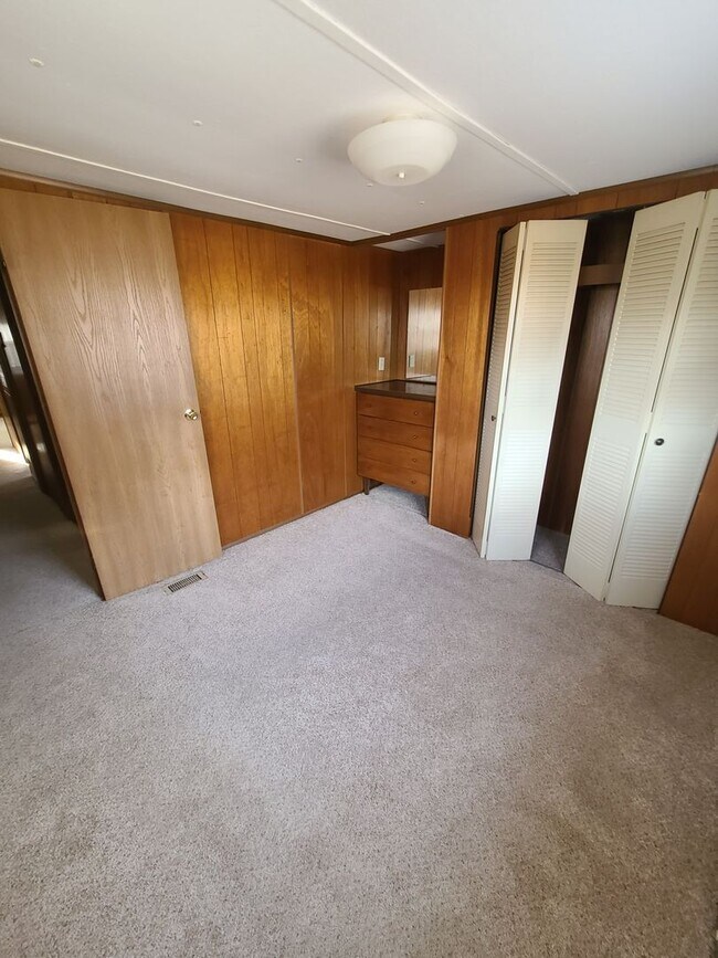 Building Photo - 3 Bedroom Mobile Home in Grandview Plaza
